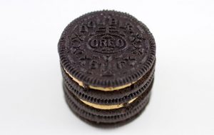 نقد و بررسی بیسکویت کرمدار بادام زمینی oreo + مجله خبری شوکومای
